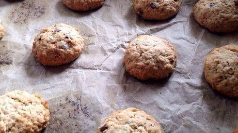 овсяное печенье с шоколадными каплями и орехами