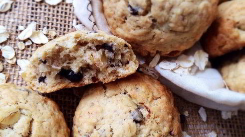 овсяное печенье с шоколадными каплями и орехами