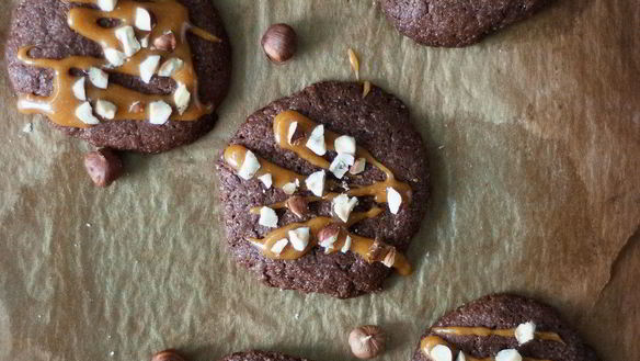 Рецепт Шоколадное печенье с карамелью и фундуком