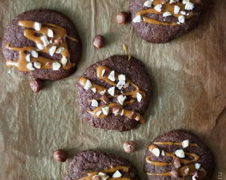 Шоколадное печенье с карамелью и фундуком