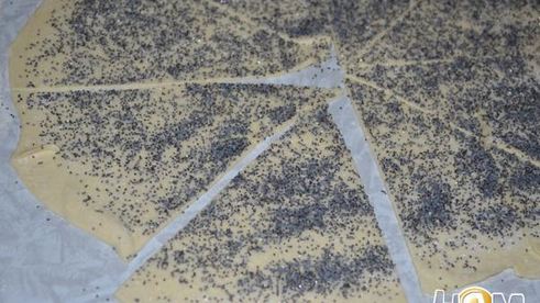 слоеные рогалики с маком