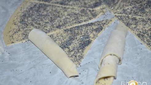 слоеные рогалики с маком