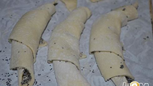слоеные рогалики с маком