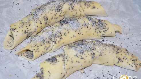 слоеные рогалики с маком