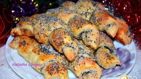 слоеные рогалики с маком