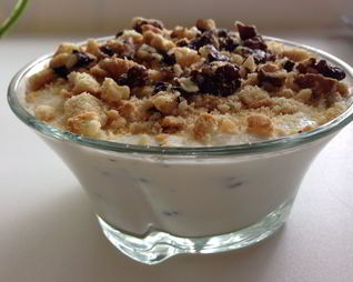 Творожно-сметанный десерт с печеньем и орехами