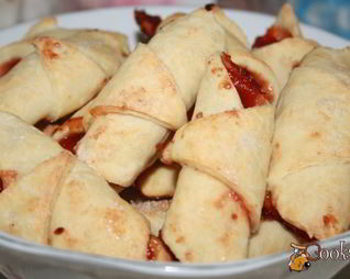 Творожные рогалики с ягодным джемом