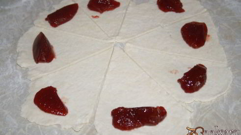 творожные рогалики с ягодным джемом