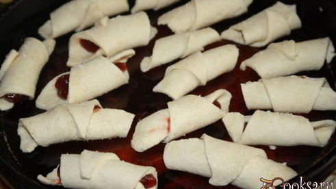 творожные рогалики с ягодным джемом