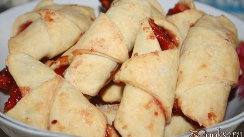 творожные рогалики с ягодным джемом