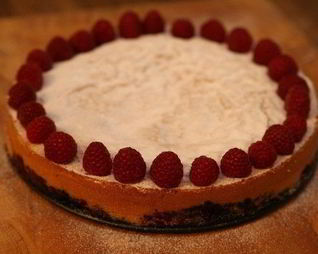 Бисквитный пирог с ежевикой и голубикой