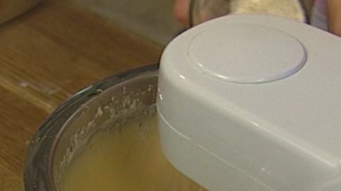 бисквитный пирог с ежевикой и голубикой