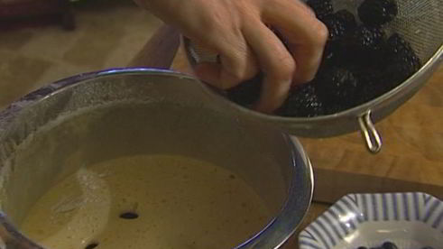 бисквитный пирог с ежевикой и голубикой