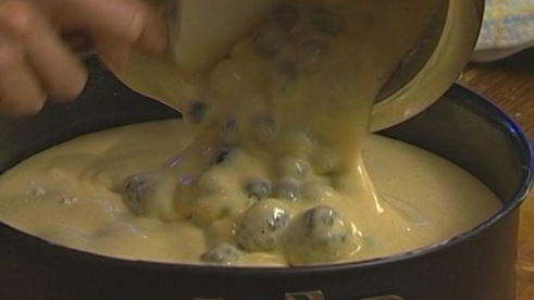 бисквитный пирог с ежевикой и голубикой