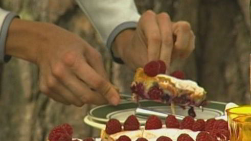 бисквитный пирог с ежевикой и голубикой