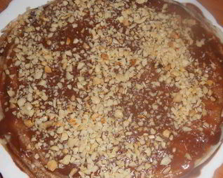 Блинный пирог с карамелью и арахисом