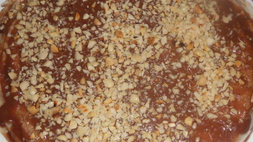 Рецепт блинный пирог с карамелью и арахисом