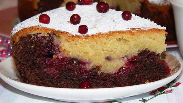 Рецепт Черно-белый пирог с брусничной прослойкой