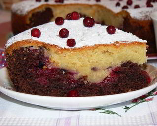 Черно-белый пирог с брусничной прослойкой