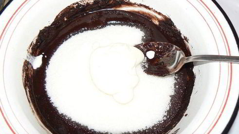 черно-белый пирог с брусничной прослойкой