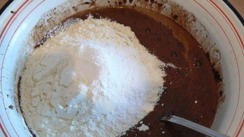 черно-белый пирог с брусничной прослойкой