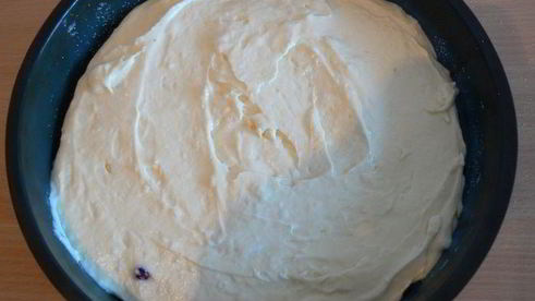 черно-белый пирог с брусничной прослойкой