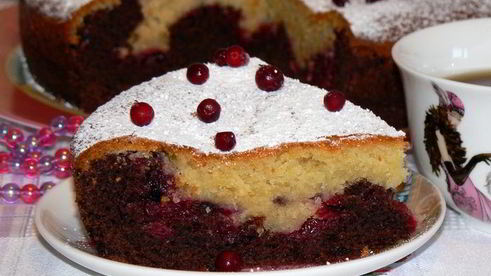 черно-белый пирог с брусничной прослойкой