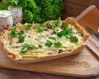 Киш с брокколи из слоеного теста