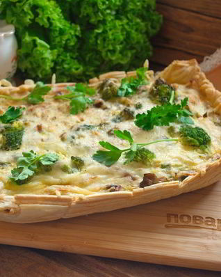 Киш с брокколи из слоеного теста