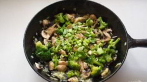 киш с брокколи из слоеного теста