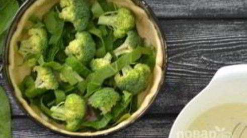 киш с красной рыбой и брокколи