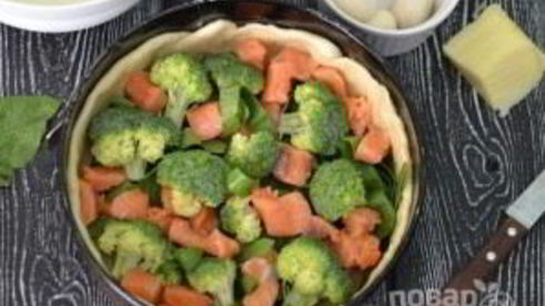 киш с красной рыбой и брокколи