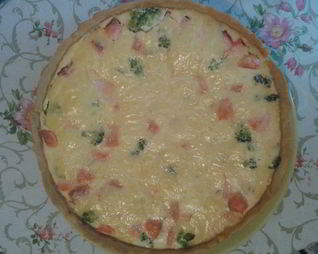 Лоранский пирог с семгой и брокколи