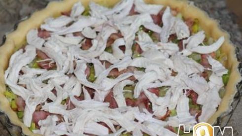 лотарингский пирог с курицей, пореем и беконом