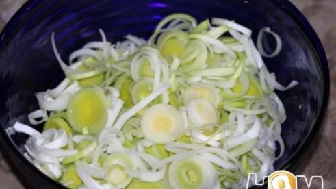 лотарингский пирог с курицей, пореем и беконом