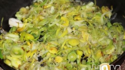 лотарингский пирог с курицей, пореем и беконом