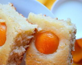 Манный пирог на простокваше с абрикосами