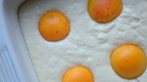 манный пирог на простокваше с абрикосами