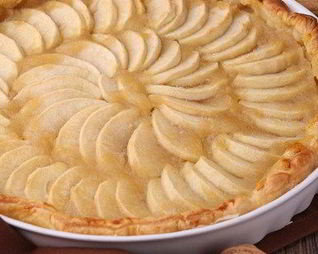 Открытый пирог с яблоками в карамели