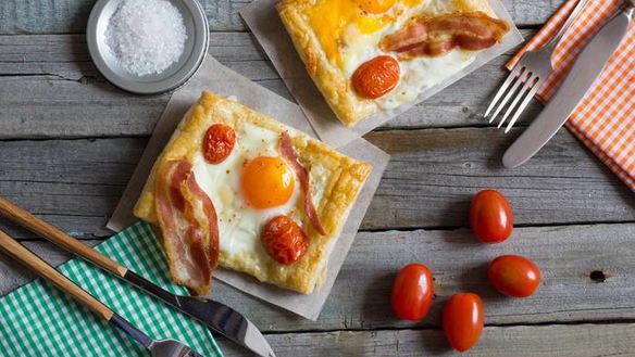 Рецепт Пикантный слоеный пирог на завтрак с беконом и глазуньей