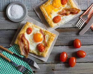 Пикантный слоеный пирог на завтрак с беконом и глазуньей