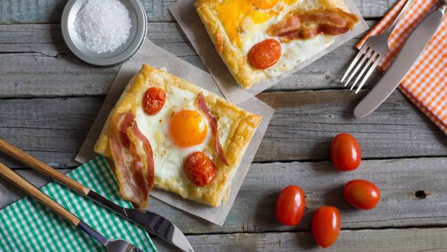 Рецепт пикантный слоеный пирог на завтрак с беконом и глазуньей