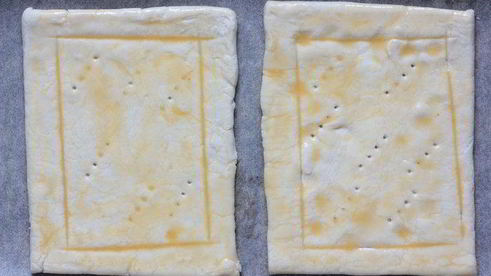 пикантный слоеный пирог на завтрак с беконом и глазуньей