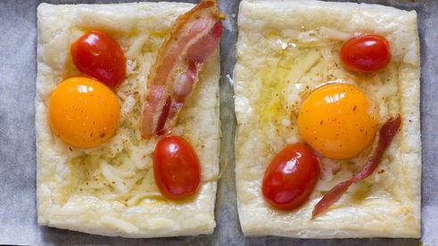 пикантный слоеный пирог на завтрак с беконом и глазуньей