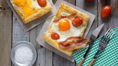 пикантный слоеный пирог на завтрак с беконом и глазуньей