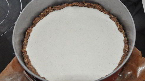 пирог на ореховом тесте с вишневыми слоеными рулетиками