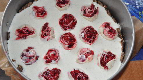 пирог на ореховом тесте с вишневыми слоеными рулетиками