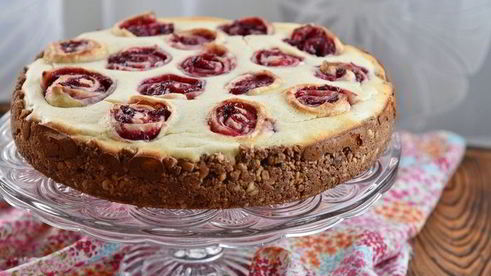 пирог на ореховом тесте с вишневыми слоеными рулетиками