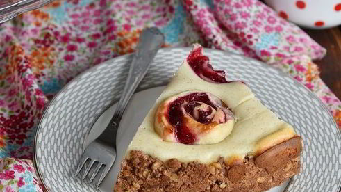 пирог на ореховом тесте с вишневыми слоеными рулетиками