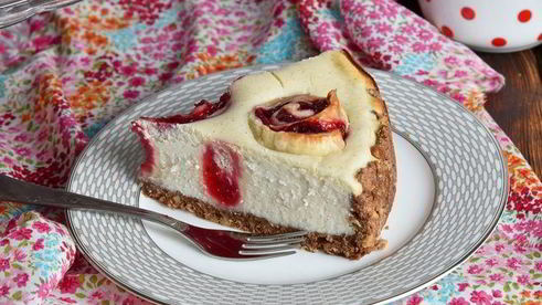 пирог на ореховом тесте с вишневыми слоеными рулетиками